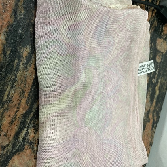 Roberta di Camerino Accessories - Roberta De Camerino silk stole. Baby pink with fine design.